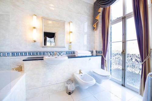 斯卡伯勒The Central Hotel的浴室设有2个水槽、卫生间和镜子。