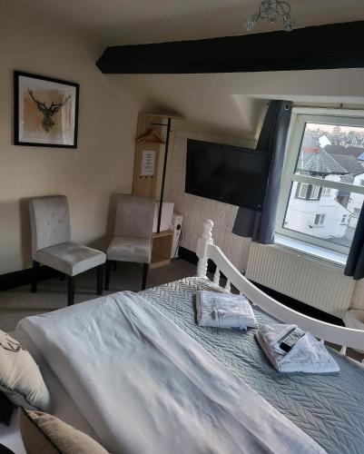 凯西克Babbling Brook Guesthouse的一间卧室设有一张大床和一个窗户。