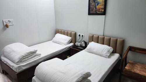 瓦拉纳西NANDI RETREAT HomeStay的小型客房设有两张单人床,