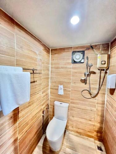 甲米镇Lay Back Villa Wooden House AC Hot shower High Speed Internet的一间带卫生间和淋浴的浴室