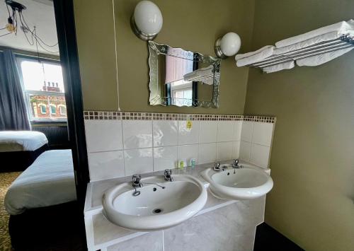 利兹兰斯酒店的浴室设有2个水槽和镜子