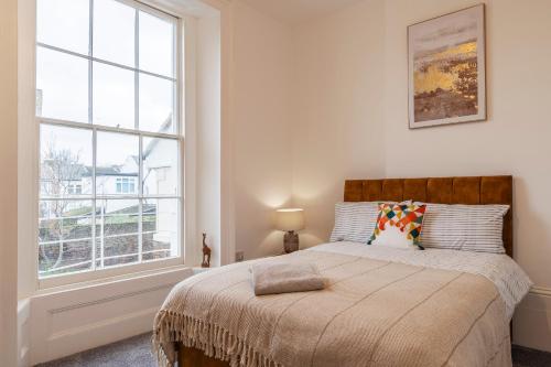 KentSeaside Serenity: Stylish Sea View Apartments in Herne Bay的一间卧室设有一张大床和大窗户