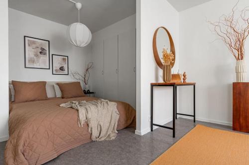 斯德哥尔摩Charming Apt in Sodermalm的一间卧室配有一张带镜子和桌子的床