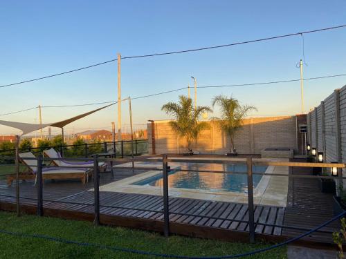 巴拉那Quinta Los Pinos Paraná的一个带游泳池和围栏的庭院