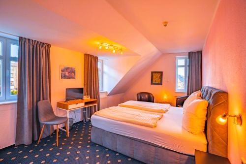 布里隆斯达克酒店的配有一张床和一张书桌的酒店客房