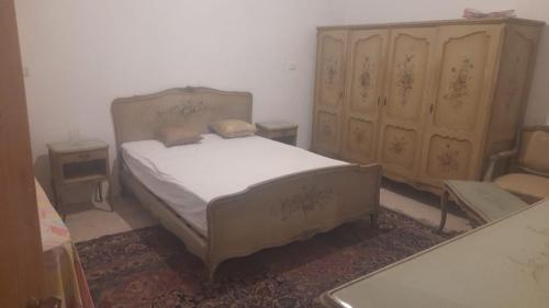 亚历山大مزرعة الدكتور محمد رجب的一间卧室配有一张床和两个木制橱柜。