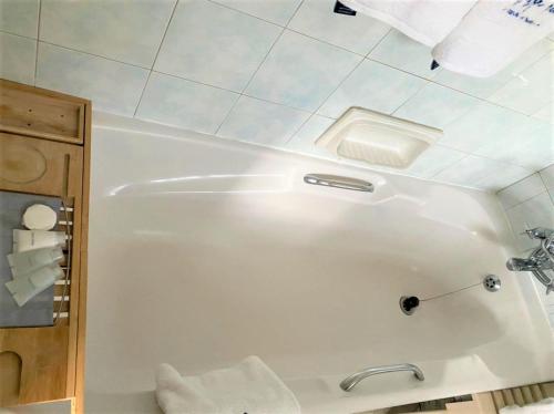布拉瓦约Luxurious suite with outdoor pool - 2171的带浴缸和水槽的浴室