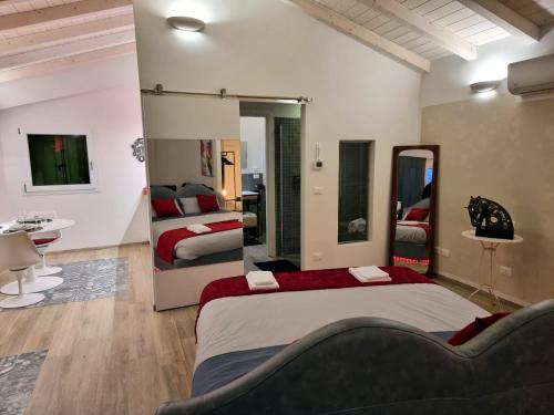 博洛尼亚Garden Suite的一间卧室设有两张床和大镜子