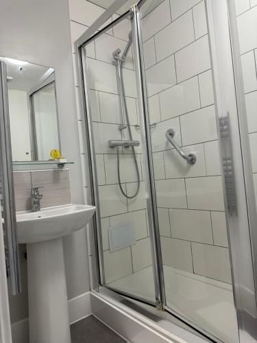 埃克斯茅斯Best Western Exmouth Beach Hotel的带淋浴和盥洗盆的浴室