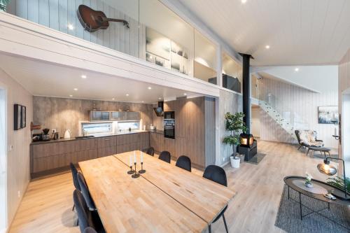 StraumsjøenVikran Seaside Lodge的用餐室以及带木桌和椅子的厨房