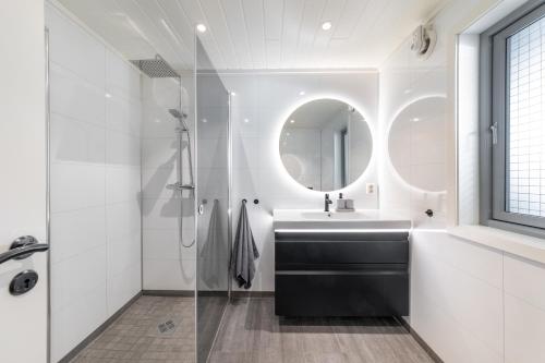 StraumsjøenVikran Seaside Lodge的一间带水槽和镜子的浴室