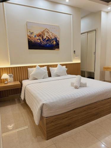 波来古市ELISA HOTEL的一间卧室配有一张带白色床单的大床