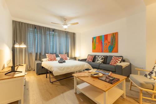 塞维利亚Charming 2 Bedroom Apartment by Torre Del Oro By Oui Sevilla的客厅配有床和沙发