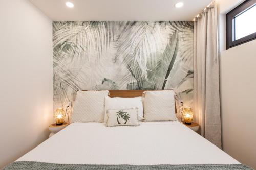 辛普森湾The Hills Residence的一间卧室配有一张带热带壁纸的床