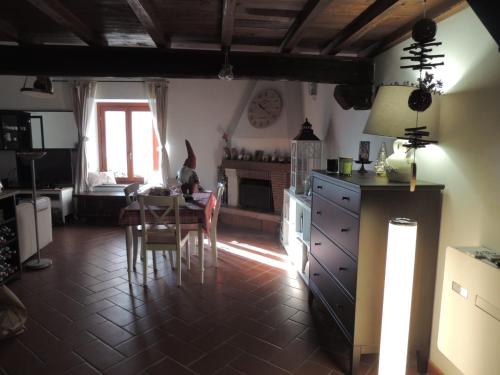 布拉恰诺Il Paiolo Incantato的一间带桌子的厨房和一间餐厅