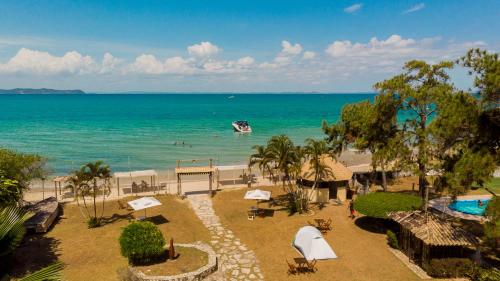 伊塔帕里卡Itaparica praia hotel的享有海滩美景,在水中划船