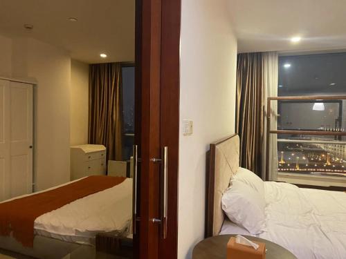 上海上海市中心怡水豪庭公寓的酒店客房设有床和窗户。