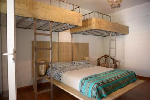 科恰班巴Casa de Campo Solar Tere的一间卧室配有两张双层床。