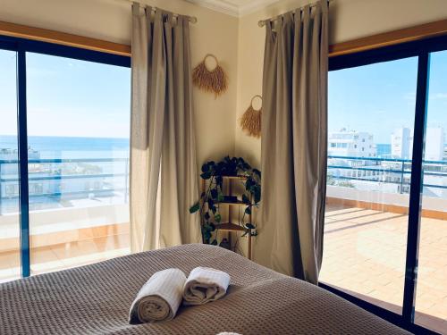 奎特里拉Pérola do Algarve的一间卧室配有一张床,享有海景