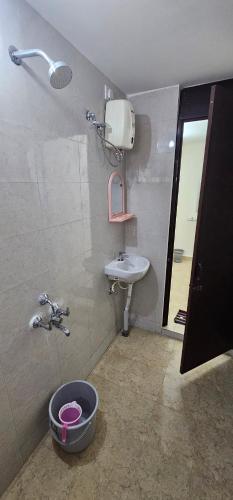 钦奈HOMESTAY - AC 1 BHK NEAR AlRPORT的一间带水槽、淋浴和镜子的浴室
