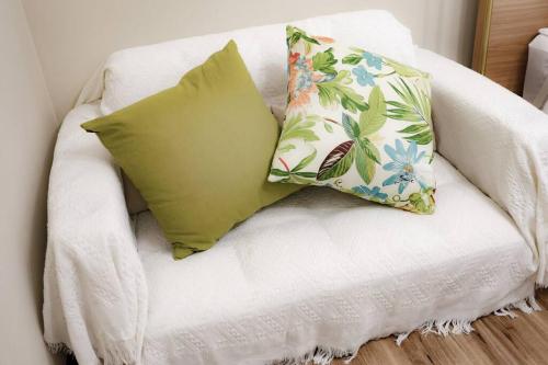 首尔Jamsil Heaven的一张带两个枕头的白色沙发
