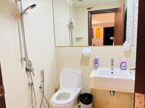 吉隆坡Empire Hostel Regalia的浴室配有卫生间、盥洗盆和淋浴。