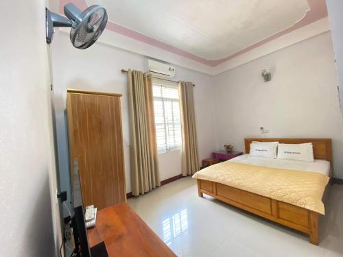 Bảo LạcKhách sạn Việt Hoàng的一间卧室设有一张床和一个窗口