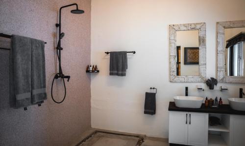 LentswelemoritiKolokolo Safari Home的带淋浴、两个盥洗盆和镜子的浴室