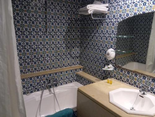 哈马马特Hammamet Serail的带浴缸和盥洗盆的浴室