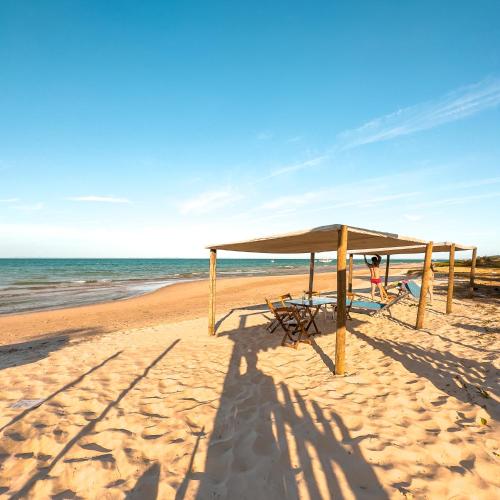 伊塔帕里卡Itaparica Praia Hotel的海滩上的野餐避风港
