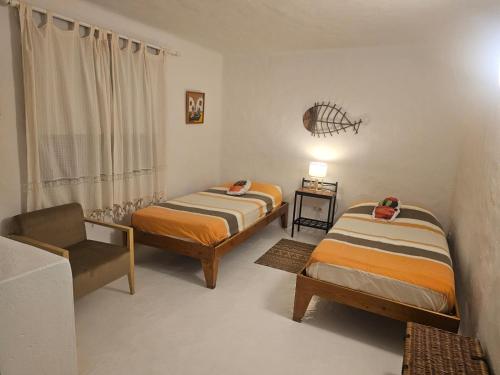 法马拉Casa Callao的一间设有两张床和椅子的房间