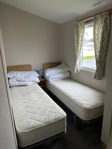 博斯Powys 37的小型客房 - 带2张床和窗户