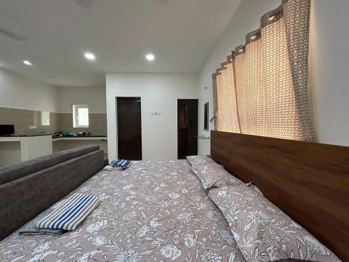 钦奈SAIBALA HOMESTAY - AC 1 BHK STUDIO NEAR AlRPORT的一间卧室,卧室内配有一张大床