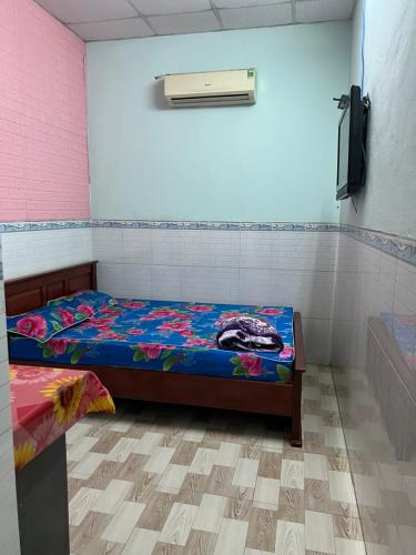 归仁Nhà Nghỉ SAM SILK的小房间设有一张床和空调