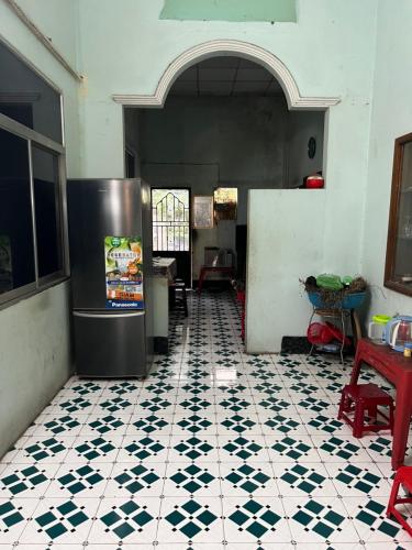 归仁Nhà Nghỉ SAM SILK的带冰箱的厨房和瓷砖地板。