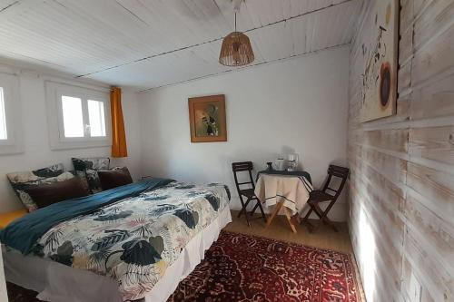 阿尔勒Casa d'Olivier的一间卧室配有一张床和一张桌子
