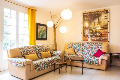 Migné-AuxancesLe gîte campagnard à 10 min de Poitiers的客厅配有沙发和桌子
