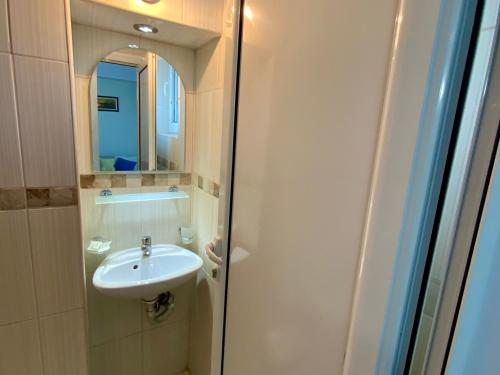 内塞伯尔Sea View Rooms Briz的一间带水槽和镜子的浴室