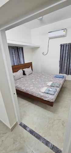 钦奈SAIBALA HOMESTAY - AC 3 BHK NEAR AlRPORT的一间卧室,配有两张床