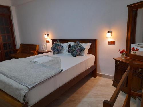 哈普特莱Amaya View Guest Inn的一间卧室配有一张带两个枕头的床