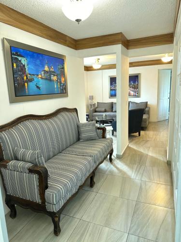 墨西哥城Villa GyG的带沙发的客厅和带沙发的客厅。