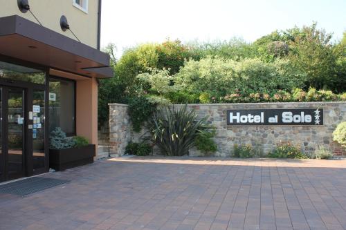 卡瓦伊翁韦罗内塞阿尔索雷酒店的带有读取酒店标志的建筑