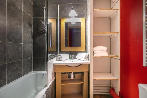 拉普德兹Résidence Pierre & Vacances L'Ours Blanc的浴室配有盥洗盆和浴缸。