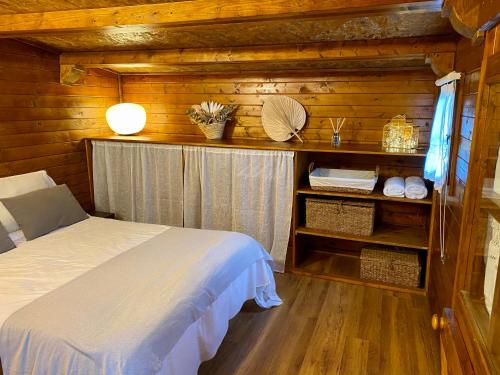 欧阿提兹Agroturismo Anziola的小木屋内一间卧室,配有一张床