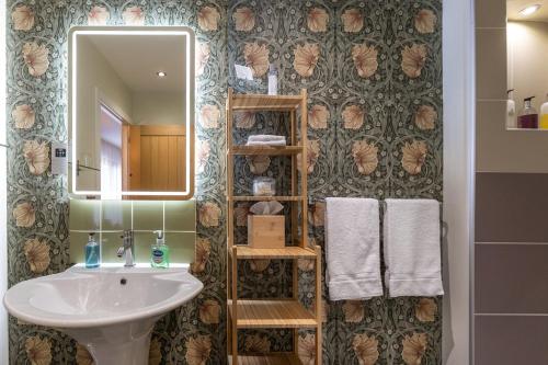 斯托诺韦广泛海湾之家酒店的一间带水槽和镜子的浴室