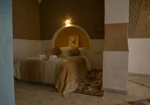 梅尔祖卡Casa laman的卧室配有一张床