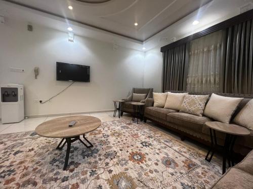 Al ‘Awālī8 Luxury housing شقة فاخر的带沙发和电视的客厅