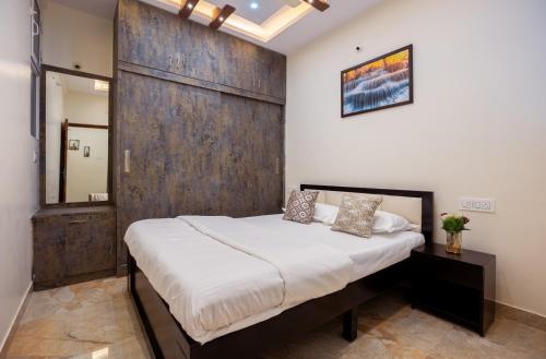 班加罗尔RZ Residency的卧室设有大型木墙