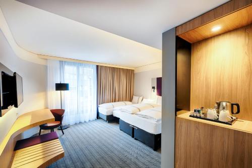 海尔布隆Premier Inn Heilbronn City Centre的配有一张床和一张书桌的酒店客房