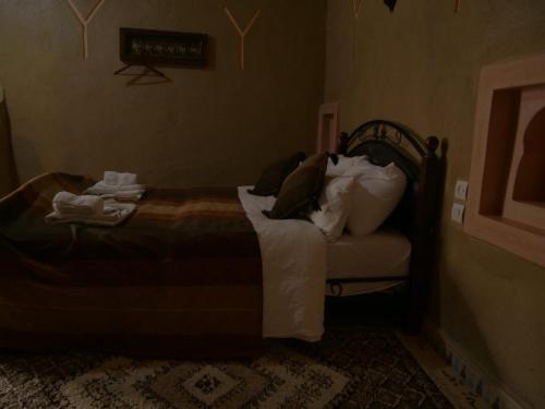 梅尔祖卡Casa laman的一间卧室配有带枕头的床
